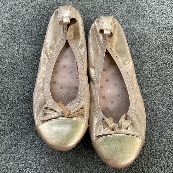 olive & edie Other - Olive & Edie Golden Gold Sparkly Bow Front Ballet Flats size 5M